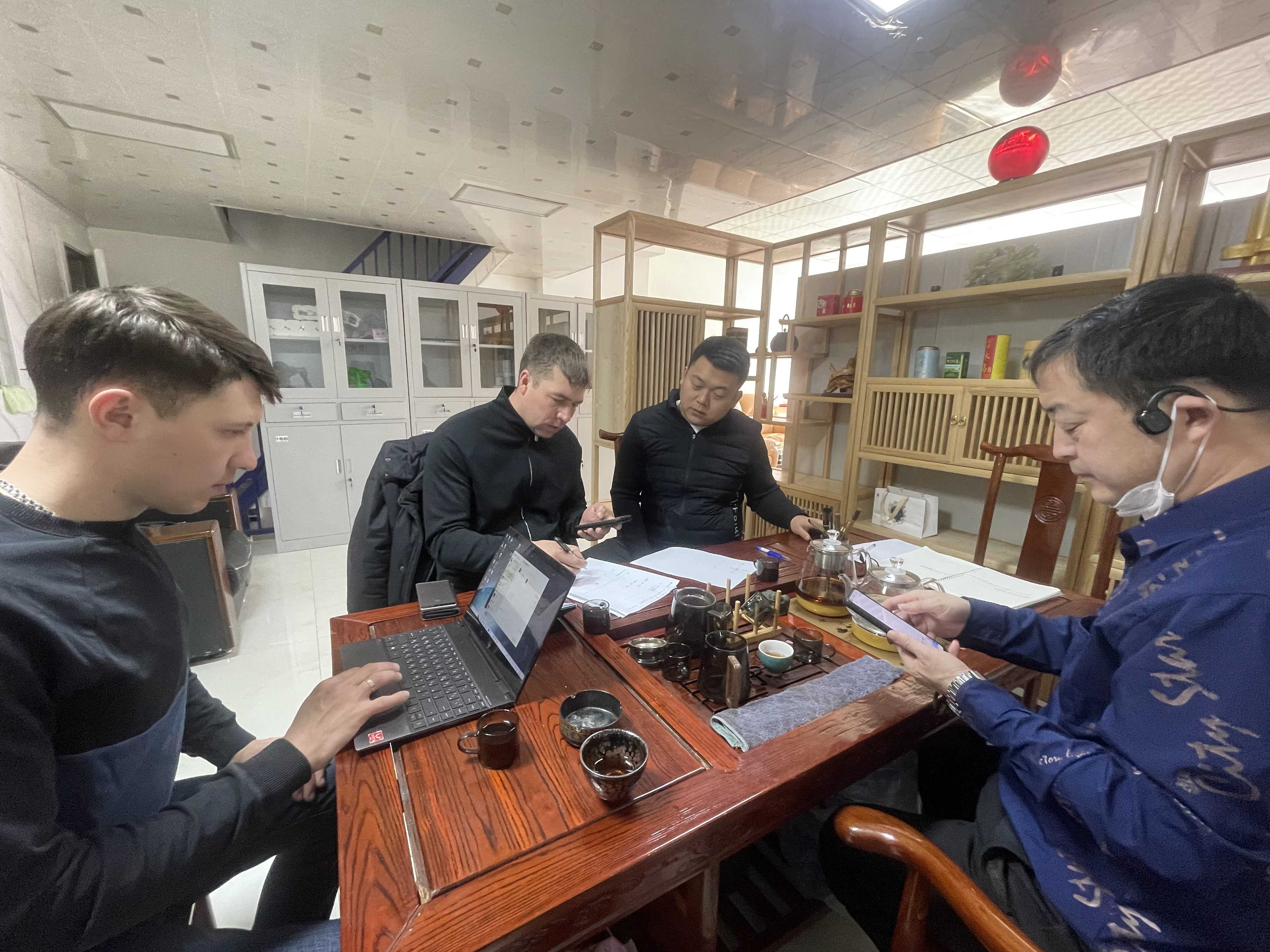 与俄方合作伙伴定期工作交流